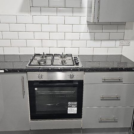 Spacious Double Bedroom With Private Toilet And Shared Kitchen With On Premesis Parking Oldbury  Exterior foto