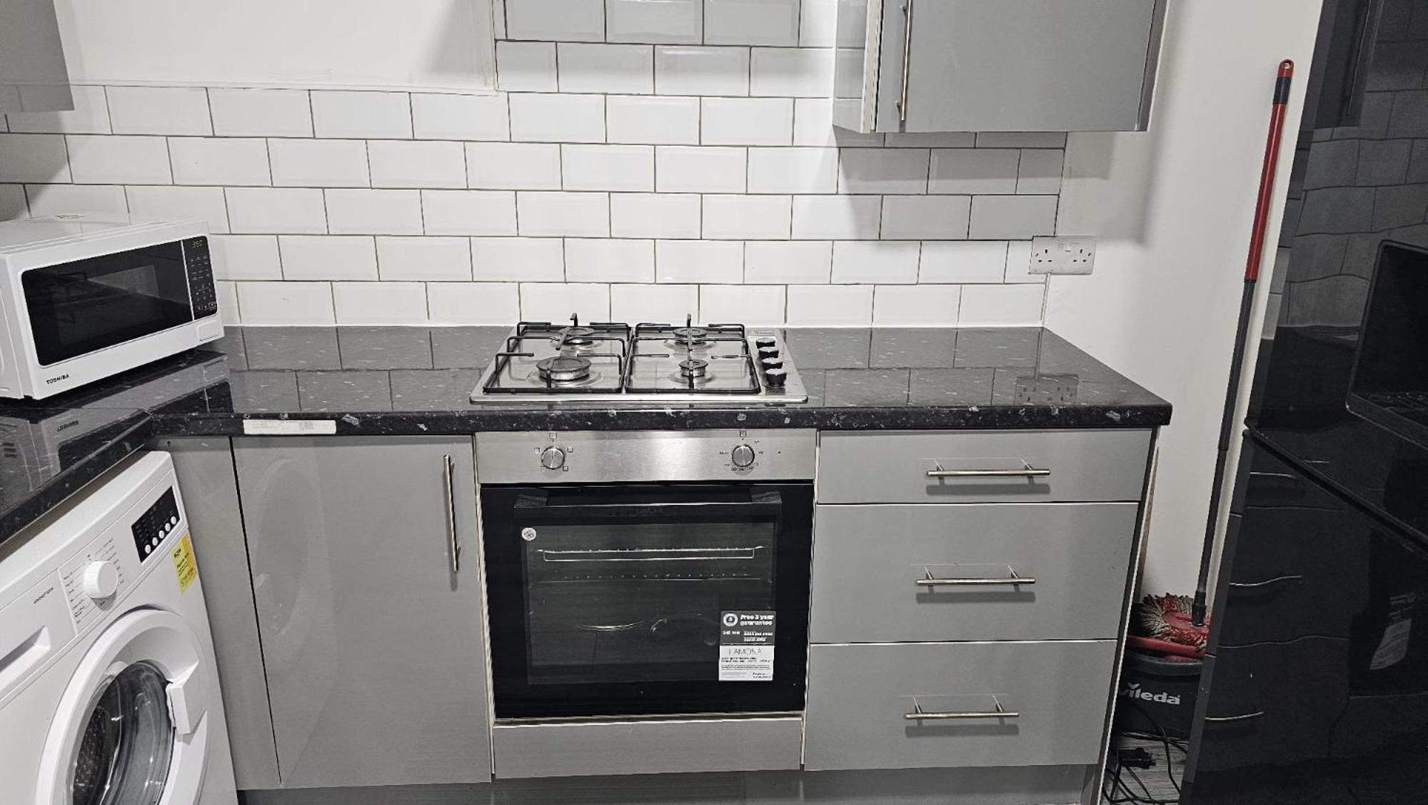 Spacious Double Bedroom With Private Toilet And Shared Kitchen With On Premesis Parking Oldbury  Exterior foto