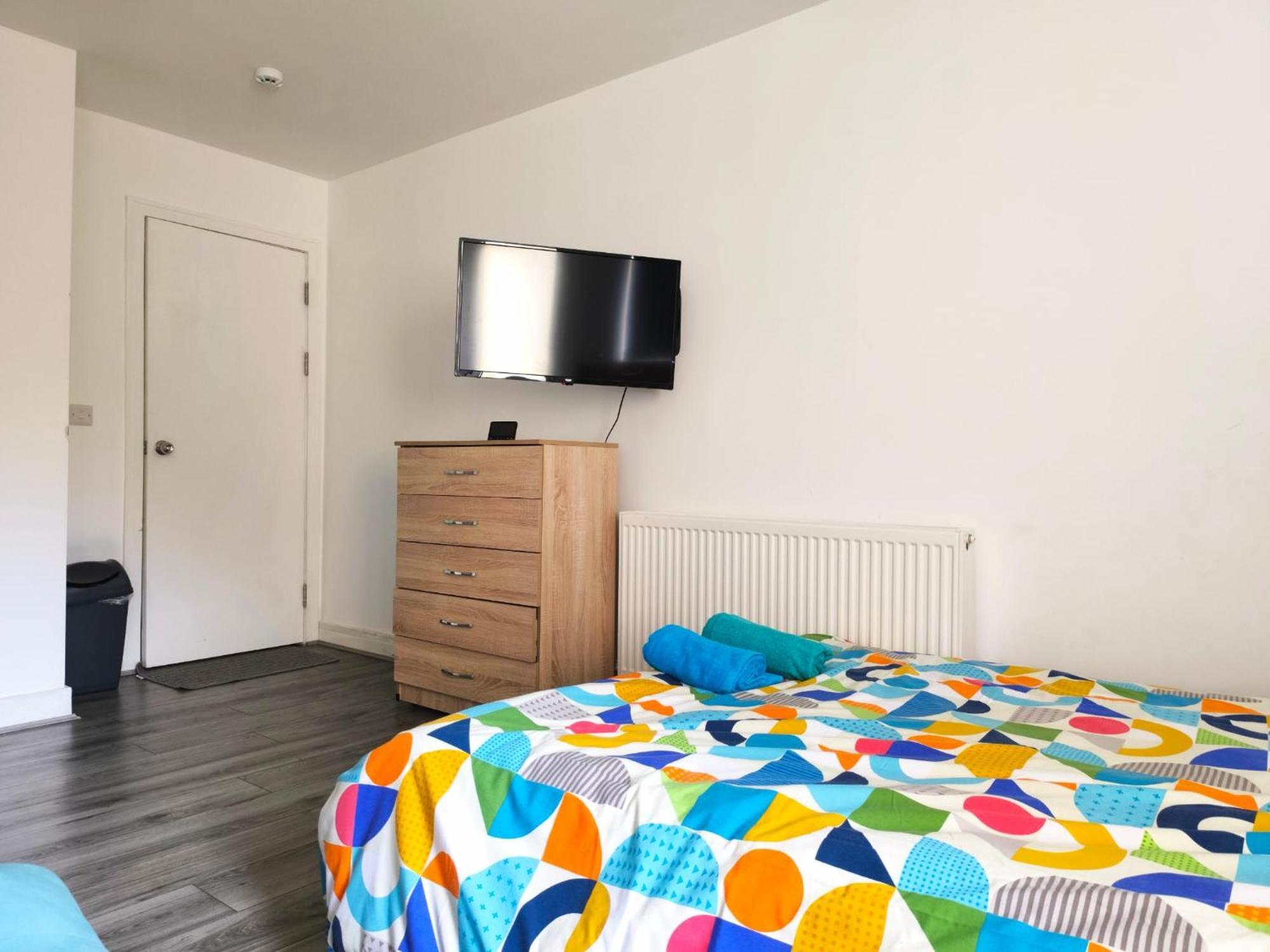 Spacious Double Bedroom With Private Toilet And Shared Kitchen With On Premesis Parking Oldbury  Exterior foto